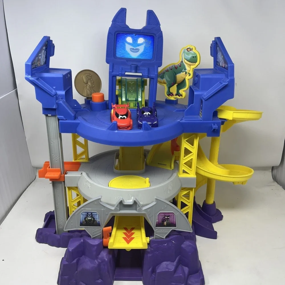 Fisher-Price DC Batwheels Toy Car Race Track Batcave Playset w/ 2 Cars